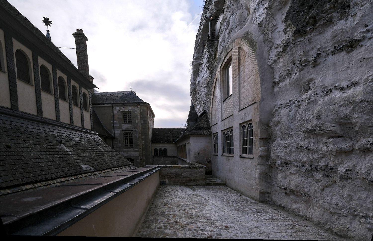 Cour aux chiens -  entrée du théatre troglodyte à droite et pavillon de la duchesse d'Enville (à gauche)