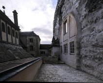 Cour aux chiens -  entrée du théatre troglodyte à droite et pavillon de la duchesse d'Enville (à gauche)