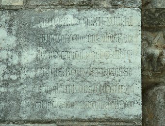 Pierre tumulaire  L'an du Christ 1312, le 8 des calendes d'août, mourut messire Jean Fabre, prêtre et familier de cette église. Que son âme repose en paix. Amen. Ô toi qui considères cette tombe, que ne méprises-tu les choses périssables, car c'est à pareille demeure que tout homme doit aboutir.