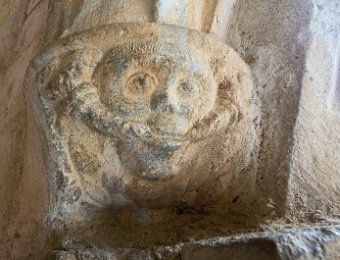 Sculpture dans le cloître
