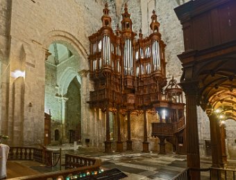 Orgue du XIe siècle. A gauche, le nartex roman (entrée de la cathédrale)