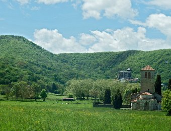 Vue des 2 édifices religieux dans la campagne du Comminges