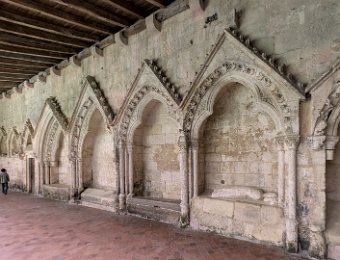 Tombeaux dans une galerie du cloître  Les tombes datent des XIIIè et XIVè siècle
