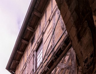 Maison de la Cadène  Dernière maison à pan de bois de Saint Emilion, sa façade date du début du XVIè siècle