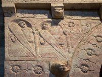 Sculpture sur un pilastre de la tribune  Anges à 3 paires d'ailes