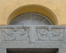 Linteau de porte sculpté