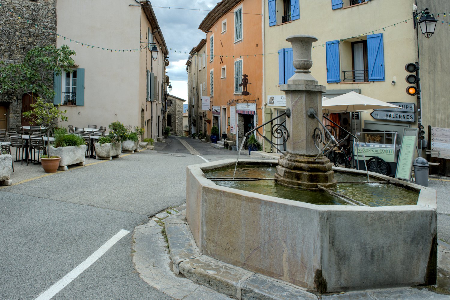 Fontaine et place des Ormaux (à gauche)