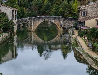 Pont Vieux  Ce pont a été construit au XVIè siècle. Au moment de sa construction, il existait une porte à chaque extrémité. Son arche centrale a été élargie dans les années 1830-1840 pour permettre la navigation vers l'aval