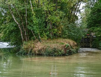 Barrage et le bief d'une écluse (à droite)  Les transports se pratiquaient à l'aide de gabarres halées depuis la berge par des chevaux ou des boeufs, parfois des hommes