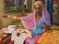 Couturière  Certaines pièces de tissus demandent plusieurs mois pour leur broderie ou leur assemblage (patchworks)