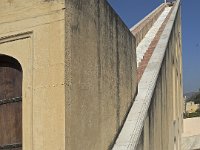 Le grand Samrat Yantra - la colonne centrale (gnomon)  Le gnomon projète son ombre sur les arcs latéraux pour donner l'heure. Il mesure 27,45 m de haut et est incliné de 27°.