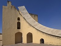 Le grand Samrat Yantra - un des deux arcs latéraux  Les deux arcs latéraux (un pour le matin, l'autre pour l'après-midi) sont gradués en heure, minutes et secondes. Ils font 15 m de longueur. L'ombre du soleil s'y déplace de 4m par heure
