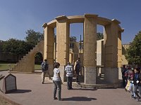 Le Rama Yantra A  Il sert à déterminer l'altitude et l'azimut des planètes grace à la lecture des graduations tracées sur les murs et le pavement  du sol