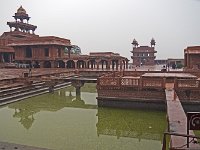 Anup Talao  Complètement à gauche, le Panch Mahal. Au fond le Diwan-i-Khas