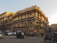 Vue d'ensemble du Haveli  Construit en grès jaune ce haveli est surtout connu pour ses beaux jalis (claustras) en pierre et en bois sur ses fenêtres et ses balcons finement ouvragés.