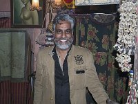 Directeur de l'hôtel à Bikaner  Nous avons logé dans son hôtel et il nous a gentiment offert un "rum" dans son bar richement décoré