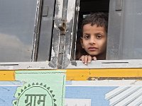 Enfant dans un bus à Ranakpur