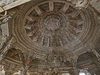 Coupole du sanctuaire central  Les sculptures de la coupole représentent des nymphes dans différentes positions