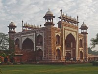 Pavillon d'entrée du site  Construit en gré rouge incrusté d'une mosaïque géométrique en marbre blanc