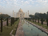 Le jardin ornemental, au fond le Taj Mahal  La position du tombeau à l'exrémité du jardin et non au centre accentue les effets de perspective.