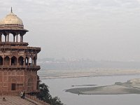 Vue sur la rivière Yamuna, au 1er plan un des 4 chaatris de la mosquée