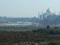 Le Taj Mahal dans son environnement vu du Fort Rouge d'Agra  La rivière est la Yamuna, rivière longue de 1300km affluent du Gange