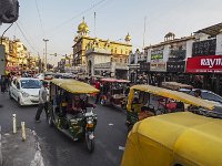 Rue dans Old Delhi  Coeur historique de la ville, Old Delhi grouille d’activités. Se balader dans les rues et ruelles de Old Delhi constitue une petite plongée dans le chaos tant les rues sont encombrées, la circulation intense, et le bruit et la pollution omniprésents.