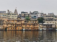 Panorama sur la ville au bord du lac Pichola
