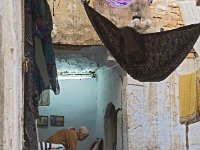 Vieille dame dans la cour de sa maison  Il n'y a de l'eau qu'une 1/2 heure par jour