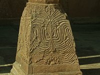 Détail des décorations du pied d'une colonne