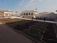Jardin d'Anguri, au fond le hall d'audience privée (Diwan-i-Khas), à gauche le palais des miroirs  A l'poque ce jardin était planté de vignes en treille et de fruitiers