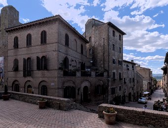 Ensemble de bâtiments - au centre gauche résidence Antica Torre del Borgo, à l'extrème gauche la Torre dei lucardesi (XIIIè siècle)