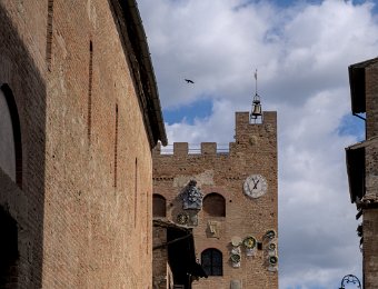 Au fond, Palazzo Pretorio