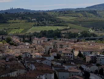 La ville moderne. Au fond en haut à gauche San Gimignano