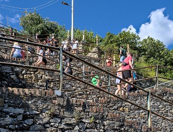 L'escalier d'accès au village depuis la gare (382 marches)  Escalier d'accès de la gare au village (382 marches)