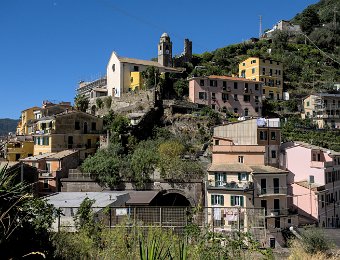 Vue sur le village au dessus du tunnel de la voie ferrée