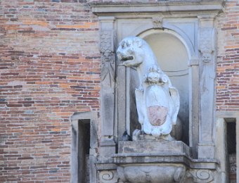 Fortifications- Entrée principale de la ville- Sculpture au dessus d'une des portes