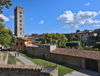 Vue d'ensemble et clocher de l'église San Fredanio