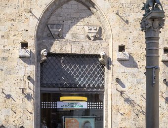 Porte d'une banque et colonne de la louve de Sienne