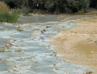 Arrivée de l'eau thermale dans la rivière (en crue et boueuse)