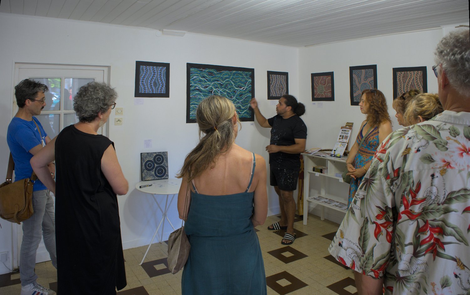 Présentation de ses peintures Dot Painting par Hart dans la galerie Graines 2 Sauvage