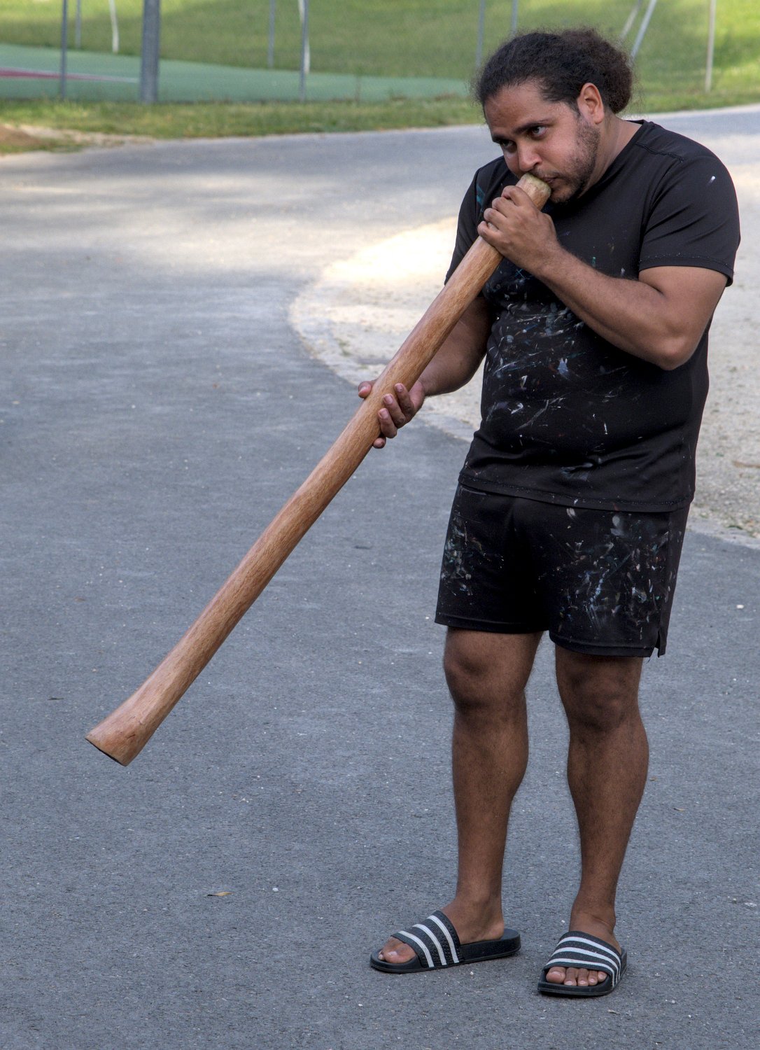 Hart Jouant du didgeridoo, instrument de musique traditionnel