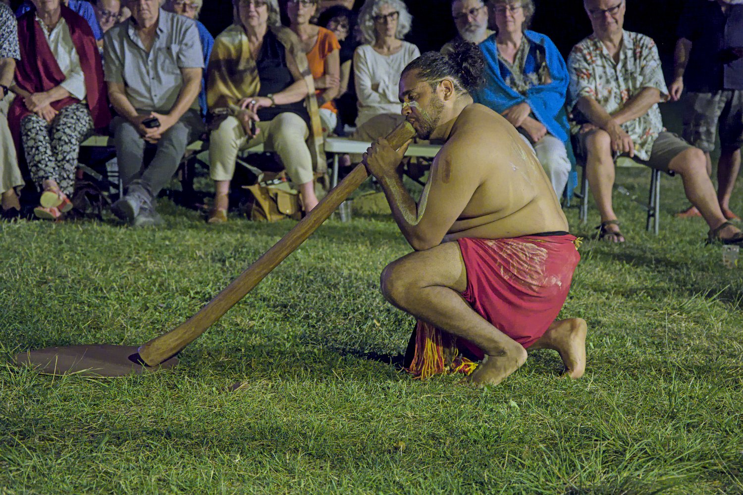 Hart jouant du didgeridoo