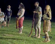 Goompi expliquant le sens d'une danse aux spectateurs  Au premier plan une des deux danseuses jumelles Wahwoon ou Wahwong