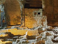Vestibule avec les creusements funéraires  Cimetière moyennageux