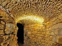 Habitats troglodytes - Entrée du site  Les habitations troglodytes ont été redécouvertes à la suite de l'effondrement de la chaussée le lond de la halle. Elles s'ouvraient autrefois sur l'ancien fossé  comblé en 1764.