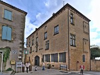 Le château - façade côté rue  Le château abrite des peintures murales datant de la 2è moitié du XVè siècle