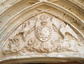 Porte gothique - Armoiries datant de la fin du XIXe siècle