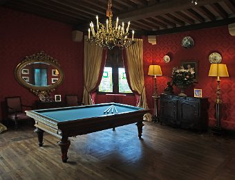 La salle de billard  Le billard est une copie conforme de celui que possédait Joséphine Baker