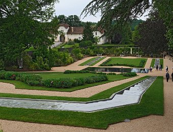 Vue du jardin depuis le parvis du château (1)  Ce jardin, créé en 1908 par Jules Vacheron,  a été réaménagé par les propriétaires actuels pour les 110 ans de Joséphone Baker